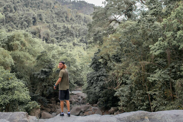 Obraz premium the photographer walks over the rocks