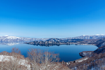 【十和田湖】紫明亭から眺める早春の十和田湖と八甲田山