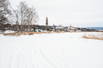 Obraz premium Winter landscape with a view of the monastery