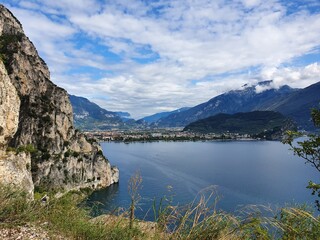 Fototapeta na wymiar Anblick auf dem Gardasee, Stadt Torbole, Trentino 