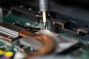 Naklejka premium Close-up photo of an electrician repairing the computer's circuit
