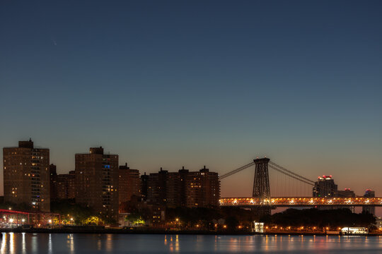 Comet Neowise over Williamsburg bridge from East river © Andriy Stefanyshyn
