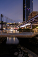 Obraz premium View on east river pier at dawn with long exposure 