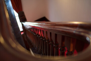 洋館の木製階段の手すり