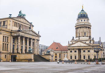 Obraz premium the cathedral of st nicholas. large area with a church and a building. walk the streets in Germany