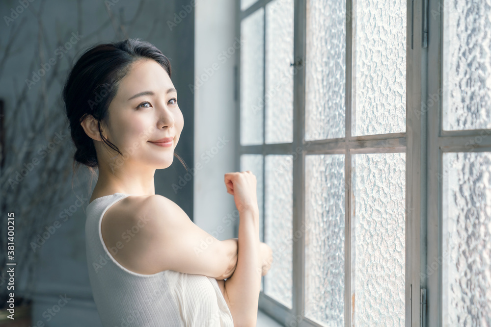 Leinwandbilder リラックスする女性　ボディケア　エステサロン ※風俗産業（求人を含む）、アダルト系、出会い系コンテンツでのストックフォトの使用は規約により禁止されております。
