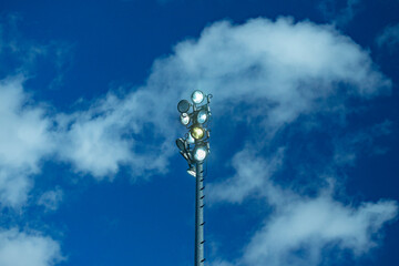 LED Flutlicht vor blauem Himmel mit Wolke