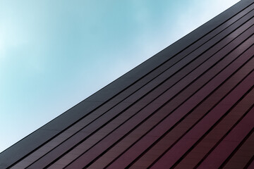 Fototapeta na wymiar Fachada de edificio en cielo azul para presentación