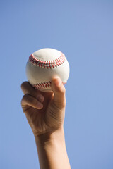 野球ボールを持つ子供の手