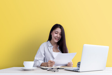 Close-up photo of business woman wearing glasses And she is using the laptop.