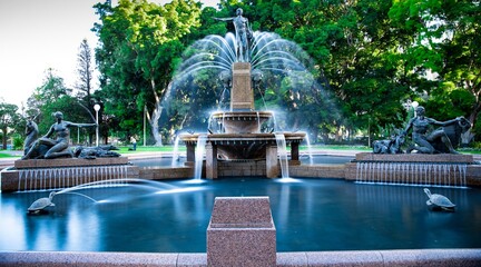 Obraz premium Day Long exposure of a water fountain in a Sydney Park