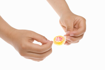 キャンディーを開ける子供の手