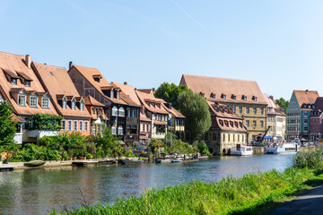 Fototapeta na wymiar historic and colorful half-timbered houses on the banks of the Regnitz river in Bamberg in Bavaria