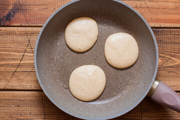 Step by step to make gluten free banana pancakes with rice flour, step 4 - bake pancakes, top view,...