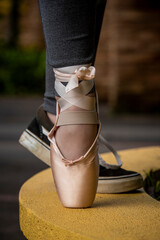 Pie de bailarina con un zapato normal y otro con un zapato de bailarina