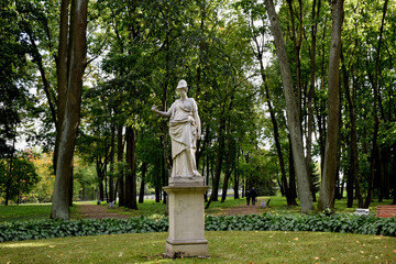 Obraz premium statue of a person in the park