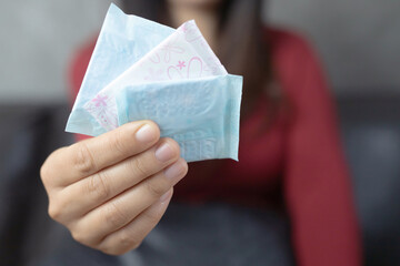 A woman carries a sanitary napkin at the time of the menstrual cycle.