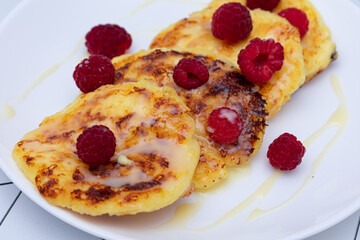 pancakes with syrup and raspberries