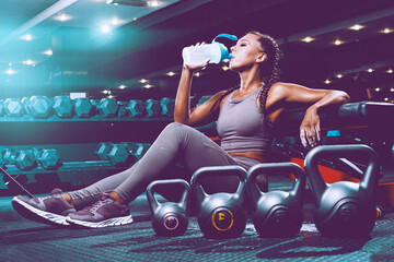 beautiful young black sportswoman in the gym. performs a workout.