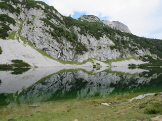Fototapeta na wymiar Bergsee-Spiegelung