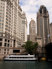 Obraz premium River Tour Boat Moored on the Chicago River, Chicago