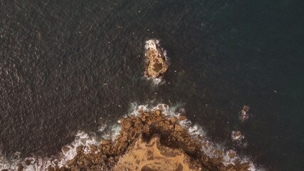 Ponta da costa, falésia vista de cima, ondas em rochas