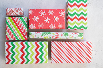 Obraz premium Colorful red and green Christmas gift boxes