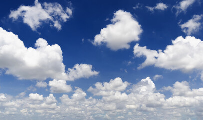 Obraz premium beautiful blue sky and white fluffy cloud horizon outdoor for background.