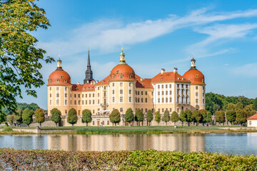 Obraz premium Barockschloss Schloss Moritzburg im Herbst 