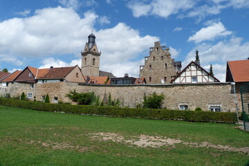 Fototapeta na wymiar Stadtmauer Korbach gotisches Lagerhaus Spukhaus Kirchturm St. Kilian