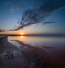 Obraz premium Sunset Genichesk pink salty lake, Ukraine