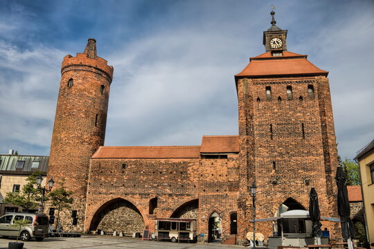 bernau bei berlin, deutschland - mittelalterliche stadtmauer mit steintor und hungerturm