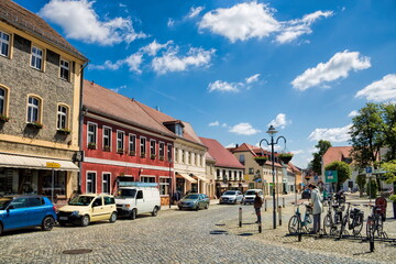 lübbenau, deutschland - marktplatz mit sanierten altbauten