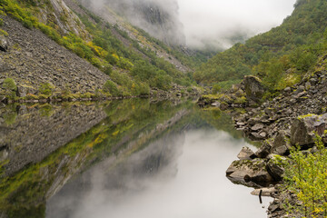 Dolinia Måbødalen (Mabodalen) w okolicy rzeki Bjoreio w gminie Eidfjord w Vestland w Norwegii.	