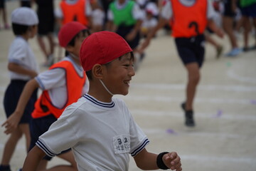 運動会　小学校　体操着　校庭　体育祭　走る　運動　少年