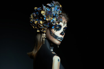 Halloween-Schönheitsporträt einer Skelettfrau des Todes, das Make-up auf dem Gesicht. Mädchentod Halloween-Kostüm. Tag der Toten. Charmante und gefährliche Calavera Catrina © angel_nt