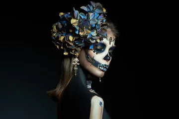 Halloween-Schönheitsporträt einer Skelettfrau des Todes, das Make-up auf dem Gesicht. Mädchentod Halloween-Kostüm. Tag der Toten. Charmante und gefährliche Calavera Catrina © angel_nt