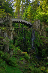 Der Wasserfall unter er Teufelsbrücke im Bergpark Kassel