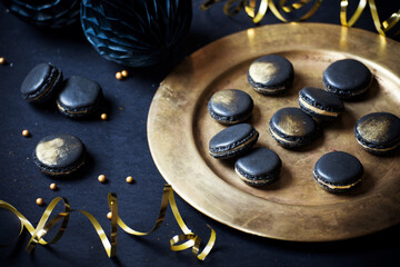 Black & gold party macaroon cookies