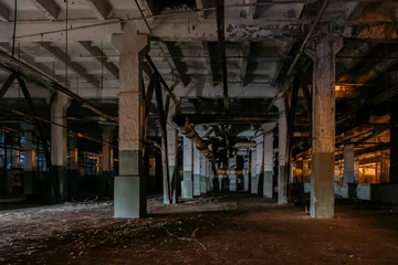 Fototapeten Verlassene Gebäude Dunkles, gruseliges, leeres, verlassenes Industriegebäude in der Nacht  © Mulderphoto