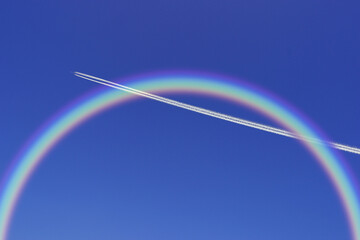 飛行機雲と虹