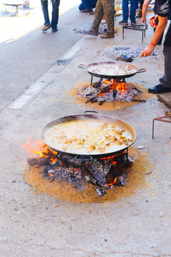Cocci&oacute;n de paellas tradicionales en plena calle.