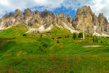Fototapeta na wymiar Mountain landscape along the road to Gardena pass, Dolomites