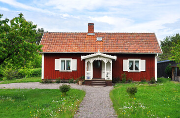 Typical idyllic red cottage in Sweden - obrazy, fototapety, plakaty