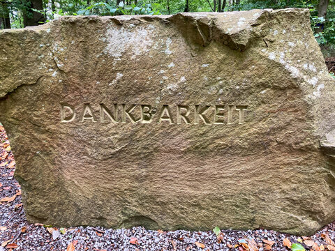 Dankbarkeit in Stein gemei&szlig;elt 