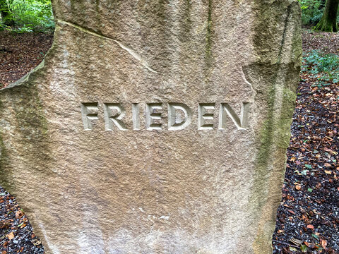 Frieden in Stein gemei&szlig;elt 