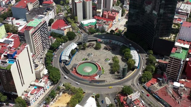 Detalle a&eacute;reo girando sobre la Glorieta de los Insurgentes, en la Ciudad de M&eacute;xico.