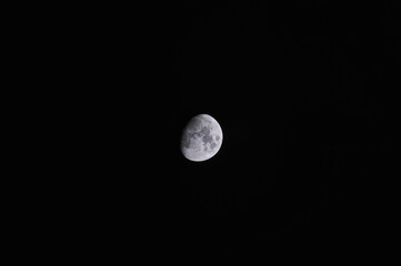 Zunehmender Mond (vor Vollmond) am schwarzen Nachthimmel