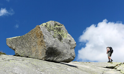 Wanderer mit Felsblock - walker with rock
