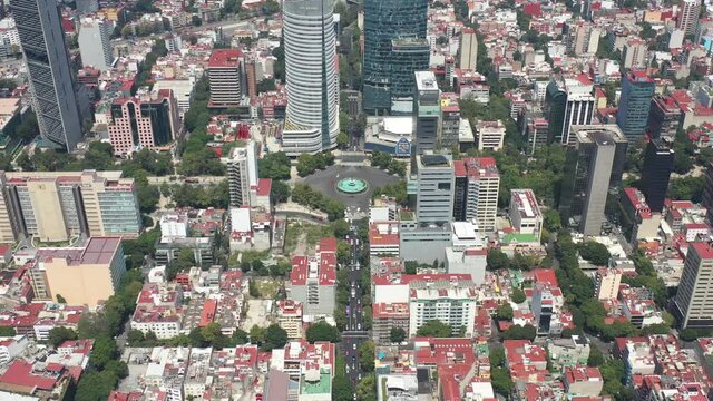 Vista a&eacute;reaa la Diana Cazadora, el drone volando hacia atr&aacute;s sobre la calle de Sevilla, para ver el tr&aacute;fico vehicular en la hora pico.
